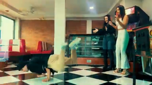 Yeik-Lawson-Rodriguez-Costa-Ricas-Call-Center-Rap-Breakdancing-commerical-8.png